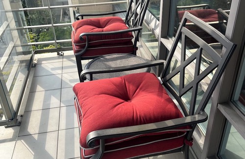 Downtown Victoria Condo | The FALLS 2-bedroom 2 bath condo in downtown Victoria next to the Empress Hotel