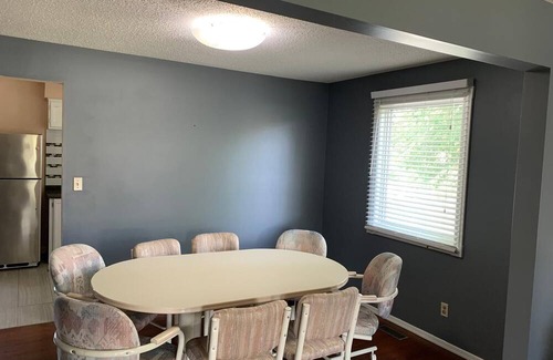 Southeast Edmonton House | Cozy Entire House with 3 Bedrooms, 2 Washrooms near the Costco & South Common!