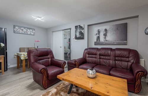 Sheffield House | House -Sleeps 8, parking, suitable for contractors