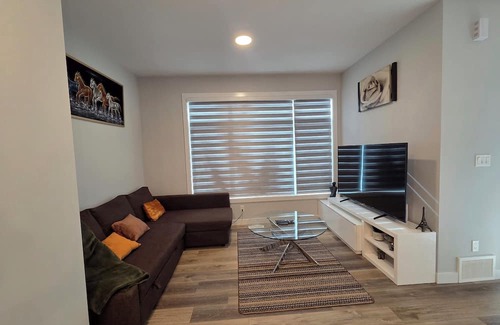 Southwest Edmonton House | Master Bedroom with Ensuite Bathroom close to Edmonton Airport!