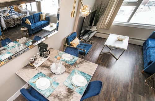 Downtown Edmonton Apartment | King Bed City Center Free Parking, Wifi, Ntflx