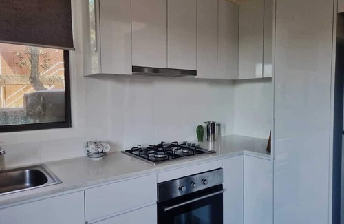 Gorokan Cottage | Great location, close to shops, clubs, beaches and the M1