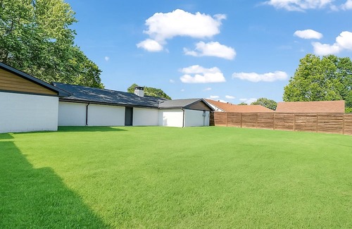 Paris House | Spacious 3BR Family Friendly Retreat w/Sunroom & Office – Near Downtown Paris!