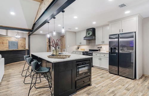 Paris House | Spacious 3BR Family Friendly Retreat w/Sunroom & Office – Near Downtown Paris!