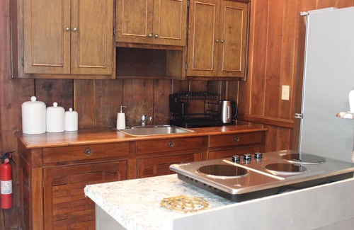 Manchester Cottage | Charming and spacious guesthouse in the lovely hills of Manchester, Georgia.