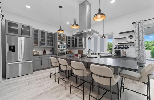 South Gate Ridge House | Luxury 4BR | Pool, Gym, Fireplace & Outdoor Dining