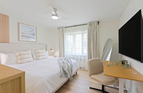 Elmwood Park House | 1 Min Walk to Bus Direct to NYC, Laundry, Parking, Modern, Newly Renovated