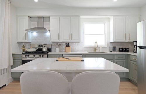 Elmwood Park House | 1 Min Walk to Bus Direct to NYC, Laundry, Parking, Modern, Newly Renovated