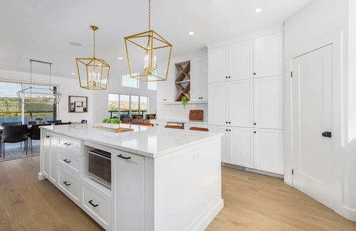 Brigus House | Lakehouse Retreat 5-bedroom, hot tub & gym, private lake access and dock