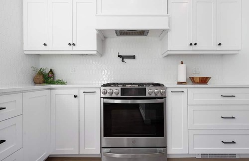 Brigus House | Lakehouse Retreat 5-bedroom, hot tub & gym, private lake access and dock