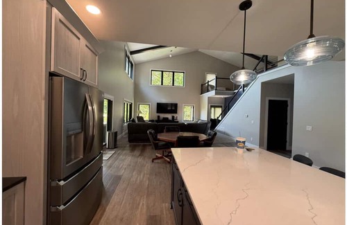 Canadian Lakes House | Charming 4-bedroom house in lovely Stanwood, MI