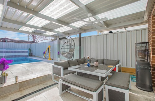 Moorebank House | Bonus Massage Chair+Accessible Pool & Bathroom