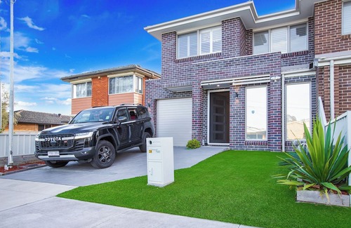 Moorebank House | Bonus Massage Chair+Accessible Pool & Bathroom