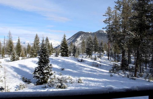 West Glacier Cabin | Mountain View Cabin with Deck, Jacuzzi and Ping Pong Table in Montana