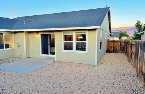 Fernley House | Desert Glow Residence✨🌵4Bedrooms|2Baths|Sleeps13