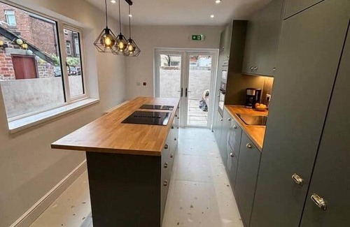 Bootle House | R5 - Spacious Loft Ensuite Room near Liverpool