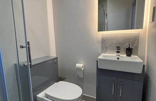 Bootle House | R3 - Bright Ensuite Double Room near Liverpool
