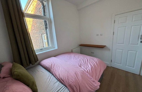 Bootle House | R3 - Bright Ensuite Double Room near Liverpool