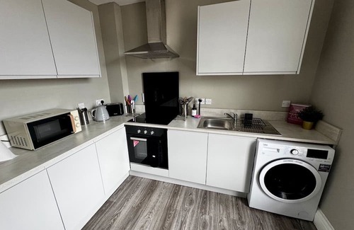 Harrogate Apartment | Central modern apartment|Sleeps 6| Parking onsite