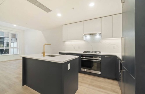 Coquitlam Condo | Cozy 1BR+Den w/Patio & Dual Entry by Lougheed. Easy Access to HW1 + EVERYWHERE!