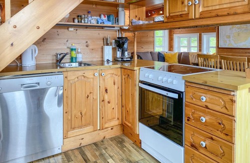 Heroy House | Gorgeous home in Leinøy with house sea view