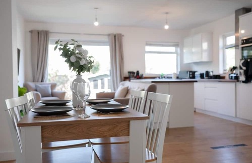 Chelmsford House | Spacious 4 Bed Home | Sleeps 8-10