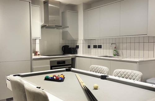 Bordesley Apartment | Central Birmingham Luxury 2 Bedroom Apartment with Fast WiFi and Games Table