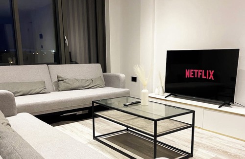 Bordesley Apartment | Central Birmingham Luxury 2 Bedroom Apartment with Fast WiFi and Games Table