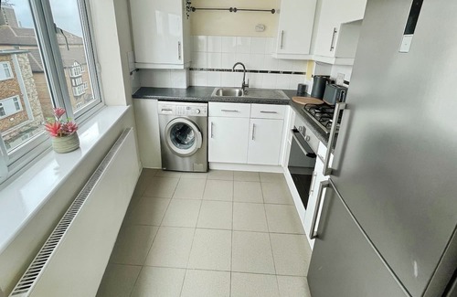 Havering Apartment | Flat, 2 mins from Station, Free Private Parking