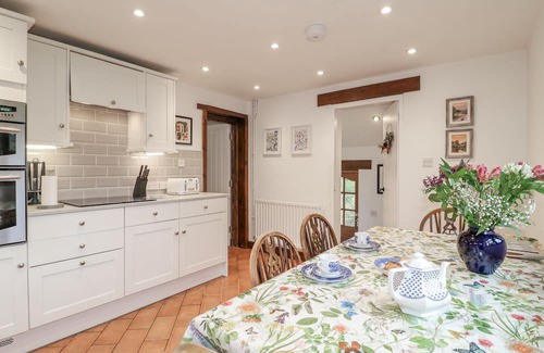Alton Cottage | YOXALL COTTAGE, family friendly, character holiday cottage in Alton