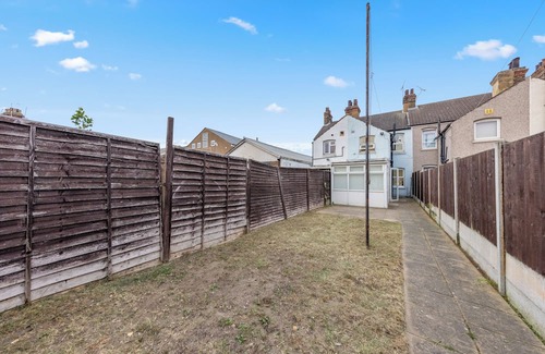 Swanscombe House | Family & Contractor Friendly 2-Bed House w/Garden Near Ebbsfleet. & Bluewater