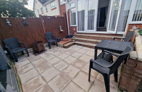 Wrexham House | Spacious 3 bed semi/Gamesroom/Drive/10mins to City/Pet friendly