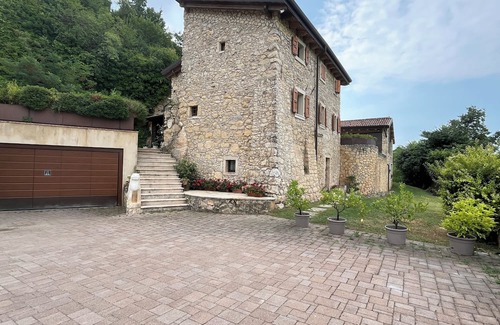 Colognola ai Colli Villa | Villa in the rock, 5000 m2 of garden, 4 bedrooms, immersed in the vineyards