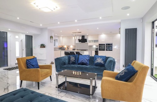 Rushmoor District Cottage | FALCON BAL HOUSE, pet friendly, with a garden in Farnborough