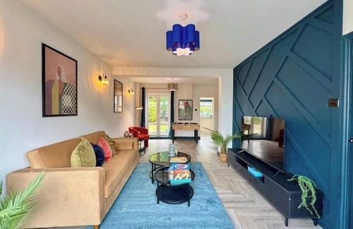 Swinton House | Family & Pet-Friendly 3BR, Parking, 20 min to City