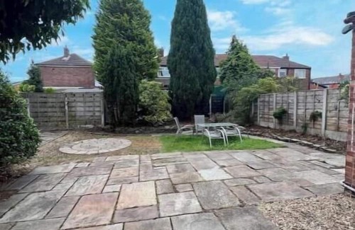 Swinton House | Family & Pet-Friendly 3BR, Parking, 20 min to City