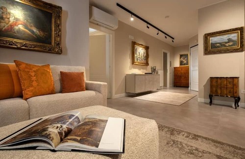 Terni Apartment | Double bedroom with en suite bathroom