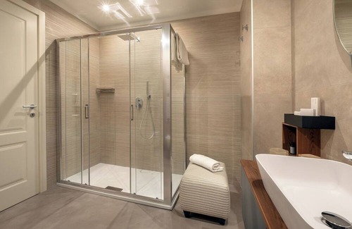 Terni Apartment | Double bedroom with en suite bathroom