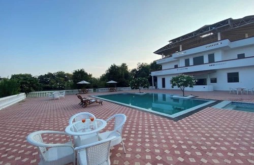 Gurugram Villa | Hi5 Stays DAY USE Farm/BIG Pool/Pool Party