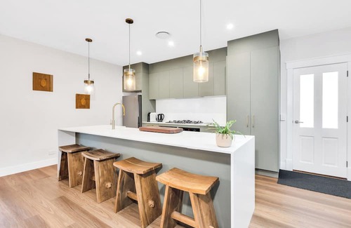Cooma House | Newly renovated 4 bed, 3 bath retreat with lux stone fireplace & cook’s kitchen