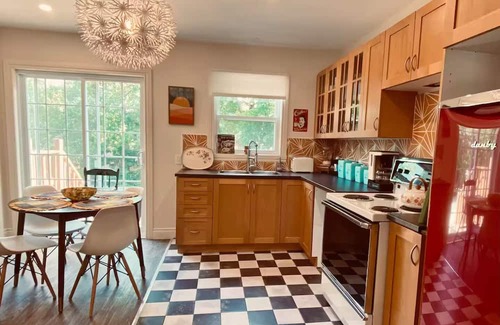 Hudson House | Vintage decor for a retro-chic stay in Hudson