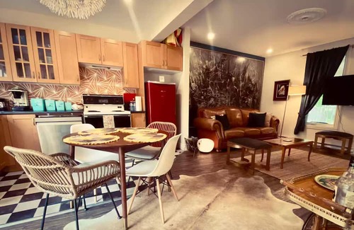 Hudson House | Vintage decor for a retro-chic stay in Hudson
