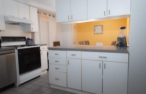 Des Plaines House | Des Plaines/Chicago Midcentury 2-Bedroom Guesthouse