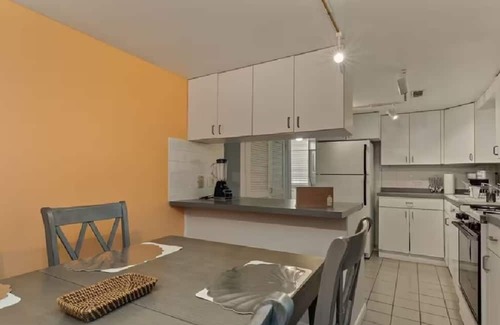 Des Plaines House | Des Plaines/Chicago Midcentury 2-Bedroom Guesthouse