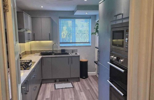Broadheath House | 3Bedroom-Sleeps5-WiFi-SingleCarParking