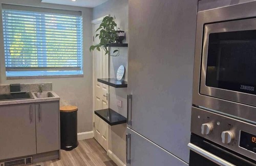 Broadheath House | 3Bedroom-Sleeps5-WiFi-SingleCarParking
