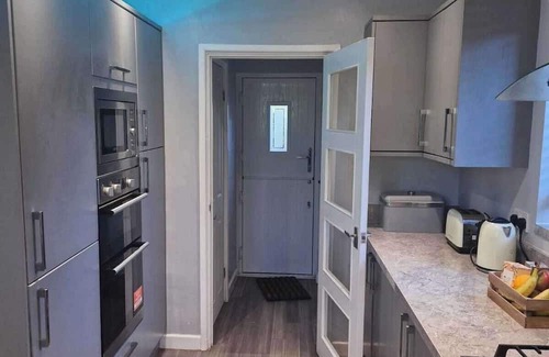Broadheath House | 3Bedroom-Sleeps5-WiFi-SingleCarParking