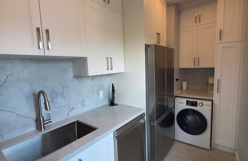 Orillia Apartment | Modern Sun-Filled 2nd Story