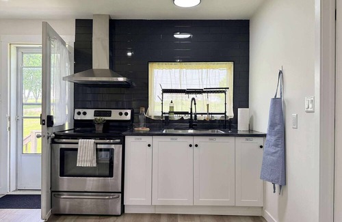Sainte-Anne-de-Kent Cottage | Coastal Charm Meets Country Calm | Relaxing Cottage with Water Views & Hot Tub