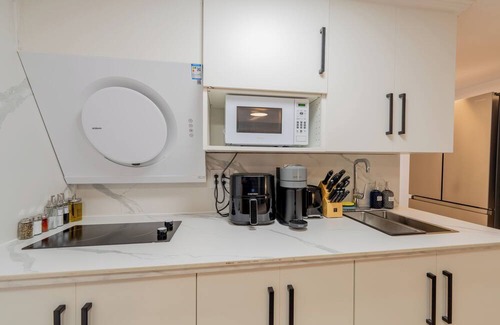 Cote-Des-Neiges—Notre-Dame-De-Grace Apartment | Modern studio w/patio/parking/BBQ